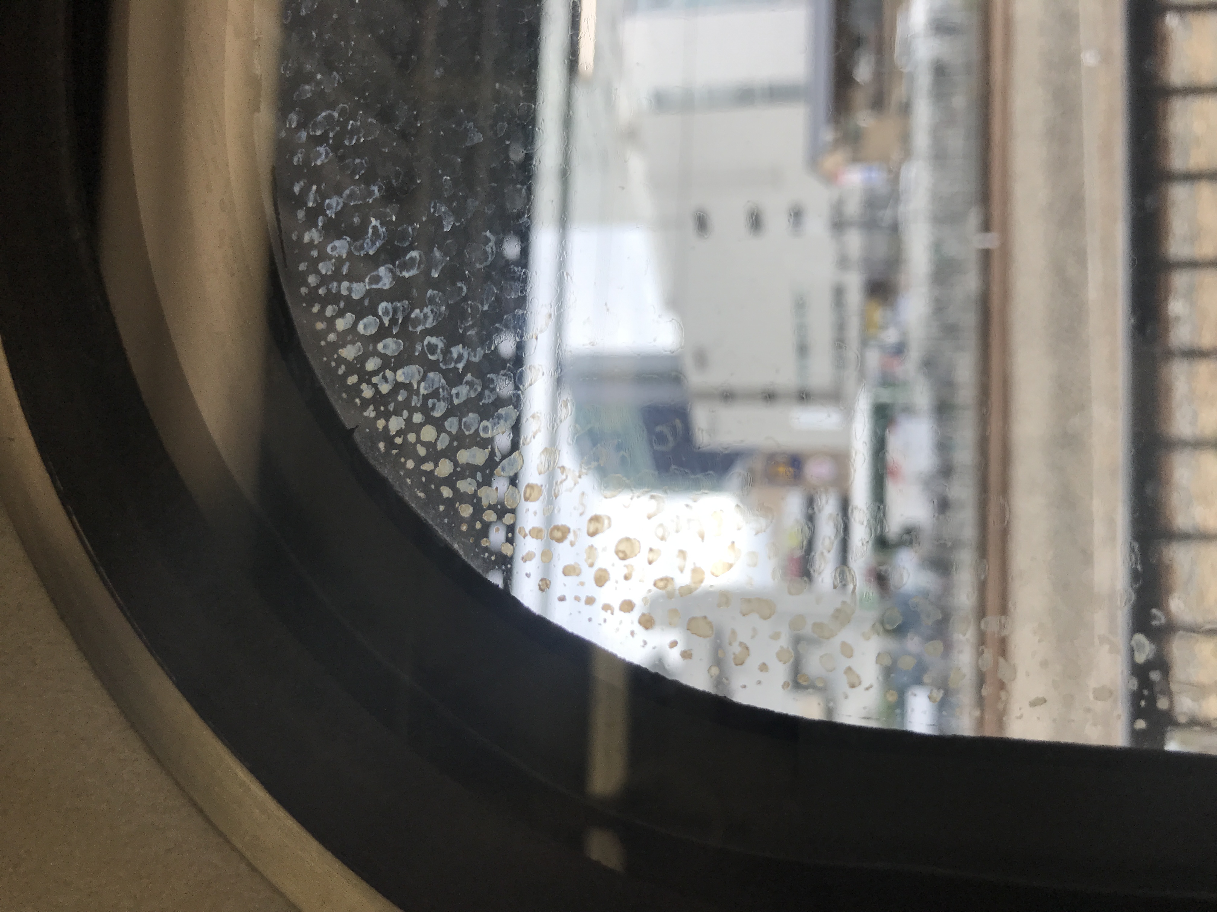 バスや新幹線の窓の水アカ 記事:山口崇翅
